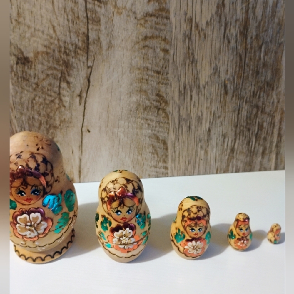 Hand-Painted Nesting Dolls Russian Vintage  5 In 1...Signed On Bottom